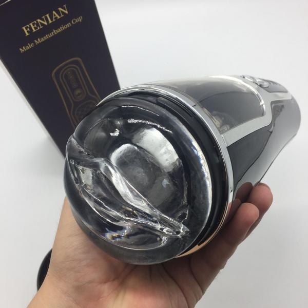 âm đạo giả cầm tay đồ chơi nam Fennia ddược thiết kế là máy thủ dâm cầm tay cao cấp dành cho nam giới thích thủ dâm, với miệng âm đạo hình cột mềm mại trực tiếp kích thích cậu nhỏ khiến chàng vui vẻ. Máy thủ dâm với nhiều tốc độ rung và chuyển động lên xuống liên tục đảm bảo cậu nhỏ cảm thấy được kích thích khoái cảm gần như liên tục. Cảm giác sung sướng và khoái cảm mà anh trải nghiệm không khác gì quan hệ tình dục bằng miệng. Khi sử dụng máy thủ dâm, chắc chắn bạn sẽ có cảm giác nó hoàn toàn không phải là một cái máy, khi nhiệt độ tăng lên tới 38 độ C, đưa bạn đến một môi trường girl thực sự. Cảm giác lúc này là lòng trắc ẩn, sự gần gũi và ấm áp, điều này càng làm tăng thêm hạnh phúc. Hơn nữa, những chiếc ngạnh mềm mại xoáy sâu và chắc chắn, chạm vào trục dương vật, gần như khiến cậu bé phải rên lên sung sướng.