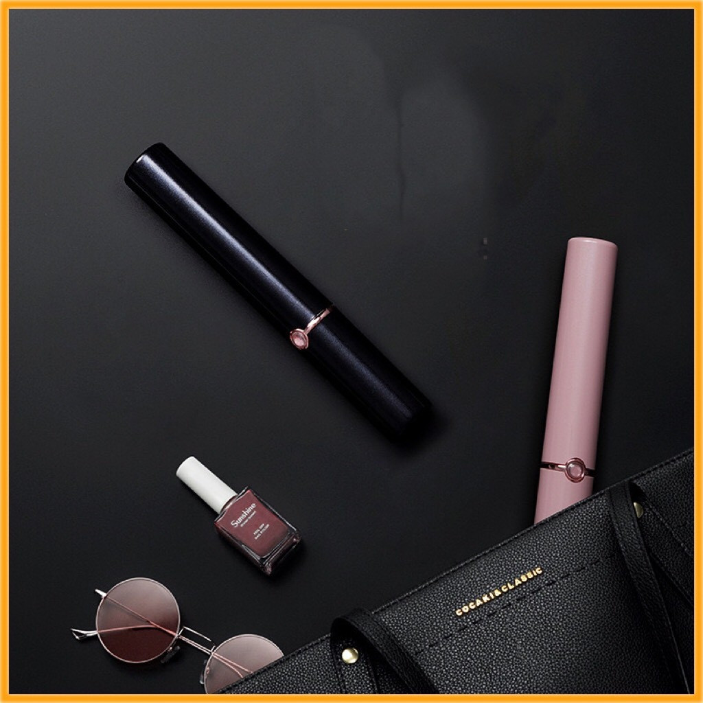 chim giả cầm tay ROSELEX chạy bằng pin sạc cao cấp của Roselex là sản phẩm đồ chơi tình dục được thiết kế dành riêng cho những phụ nữ độc thân có ham muốn tình dục mạnh mẽ và các cặp đôi đang tìm kiếm sự kích thích, mới lạ khi quan hệ. chim giả cầm tay ROSELEX với thiết kế thon dài theo kích thước châu Á cùng khả năng ngụy trang tuyệt vời, sản phẩm không chỉ giúp phái đẹp đáp ứng hiệu quả nhu cầu sinh lý mà còn là người bạn đồng hành mà bạn có thể mang theo bên mình trên mọi nẻo đường mà không bị phát hiện.