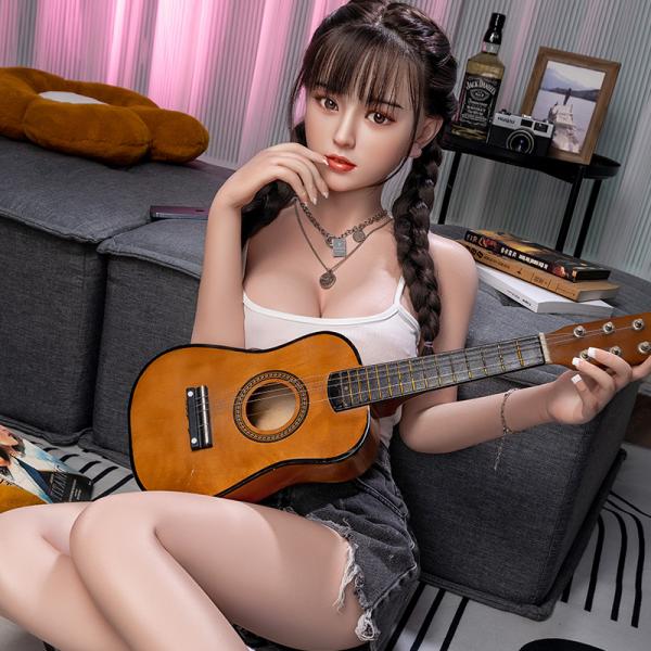 búp bê tình ái silicone Qianyou sở hữu vẻ đẹp trưởng thành và sắc sảo với 3 vòng gợi cảm hứa hẹn sẽ trở thành người tình mang đến cho phái mạnh những đêm yêu ngất ngây. Nhờ công nghệ sản xuất mới, búp bê tình ái silicone Qianyou có khung xương dẻo dai và làn da săn chắc, mịn màng, đầy sức sống. Điều này cho phép bạn thoải mái chạm và tạo dáng ngực và mông, giúp cả hai có những tư thế yêu mới thỏa mãn hơn. Top búp bê tình ái silicone Qianyou được làm bằng những chất liệu được chọn lọc kỹ lưỡng nhằm mang đến cho sản phẩm sự hoàn hảo tối đa. Là khung hợp kim chắc chắn và bền bỉ giúp búp bê có các tư thế đứng, quỳ, ngồi, nằm giống người thật hơn.