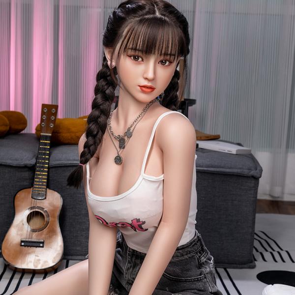 búp bê tình ái silicone Qianyou sở hữu vẻ đẹp trưởng thành và sắc sảo với 3 vòng gợi cảm hứa hẹn sẽ trở thành người tình mang đến cho phái mạnh những đêm yêu ngất ngây. Nhờ công nghệ sản xuất mới, búp bê tình ái silicone Qianyou có khung xương dẻo dai và làn da săn chắc, mịn màng, đầy sức sống. Điều này cho phép bạn thoải mái chạm và tạo dáng ngực và mông, giúp cả hai có những tư thế yêu mới thỏa mãn hơn. Top búp bê tình ái silicone Qianyou được làm bằng những chất liệu được chọn lọc kỹ lưỡng nhằm mang đến cho sản phẩm sự hoàn hảo tối đa. Là khung hợp kim chắc chắn và bền bỉ giúp búp bê có các tư thế đứng, quỳ, ngồi, nằm giống người thật hơn.