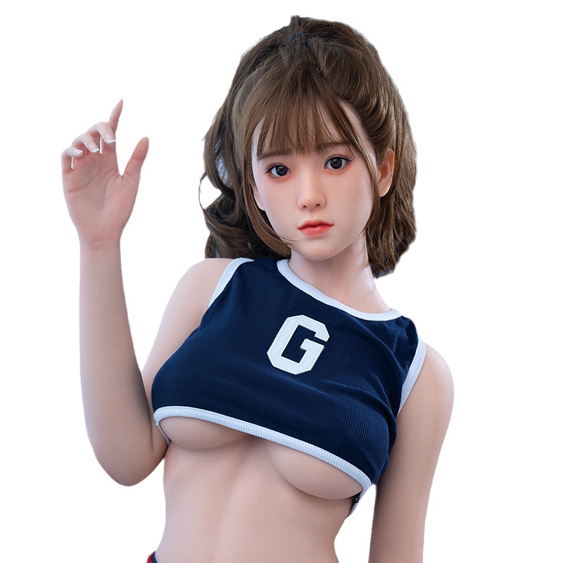 búp bê tình ái silicone Qianyou sở hữu vẻ đẹp trưởng thành và sắc sảo với 3 vòng gợi cảm hứa hẹn sẽ trở thành người tình mang đến cho phái mạnh những đêm yêu ngất ngây. Nhờ công nghệ sản xuất mới, búp bê tình ái silicone Qianyou có khung xương dẻo dai và làn da săn chắc, mịn màng, đầy sức sống. Điều này cho phép bạn thoải mái chạm và tạo dáng ngực và mông, giúp cả hai có những tư thế yêu mới thỏa mãn hơn. Top búp bê tình ái silicone Qianyou được làm bằng những chất liệu được chọn lọc kỹ lưỡng nhằm mang đến cho sản phẩm sự hoàn hảo tối đa. Là khung hợp kim chắc chắn và bền bỉ giúp búp bê có các tư thế đứng, quỳ, ngồi, nằm giống người thật hơn.