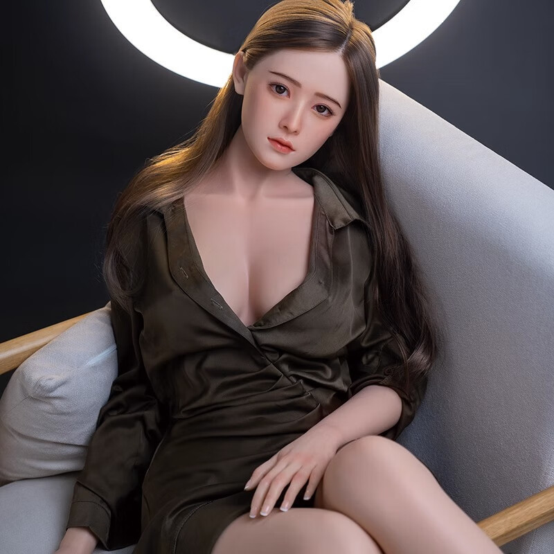 búp bê tình ái siêu xịn Xingse xinh đẹp được làm từ 100% silicone cao cấp nên rất an toàn cho người sử dụng. búp bê tình ái siêu xịn Xingse Với khuôn mặt xinh đẹp ngọt ngào và ba chiếc nhẫn quyến rũ, đàn ông dễ dàng yêu cô ngay từ cái nhìn đầu tiên. Bộ ngực của búp bê tình ái siêu xịn Xingse tròn trịa, mềm mại và mịn màng, khiến nam giới thoải mái khi xoa bóp, núm vú nhỏ và săn chắc giống như của một cô gái tuổi teen. Những đường cong quyến rũ của hông kết hợp với vòng eo thon gọn càng tăng thêm sức hấp dẫn của bạn.