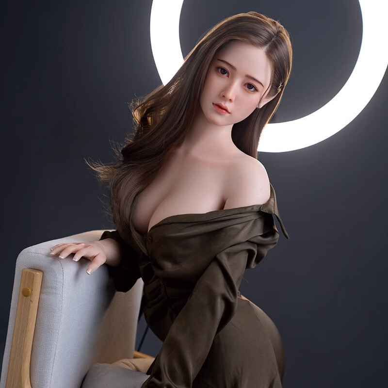 búp bê tình ái siêu xịn Xingse xinh đẹp được làm từ 100% silicone cao cấp nên rất an toàn cho người sử dụng. búp bê tình ái siêu xịn Xingse Với khuôn mặt xinh đẹp ngọt ngào và ba chiếc nhẫn quyến rũ, đàn ông dễ dàng yêu cô ngay từ cái nhìn đầu tiên. Bộ ngực của búp bê tình ái siêu xịn Xingse tròn trịa, mềm mại và mịn màng, khiến nam giới thoải mái khi xoa bóp, núm vú nhỏ và săn chắc giống như của một cô gái tuổi teen. Những đường cong quyến rũ của hông kết hợp với vòng eo thon gọn càng tăng thêm sức hấp dẫn của bạn.