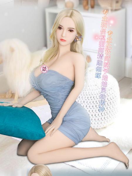 búp bê tình dục nam Manual có khuôn mặt ông già Noel xinh đẹp với đôi mắt sáng, ướt và đôi môi đỏ mọng khiến bạn muốn chạm vào và hôn. Tóc đen tuyền, đặc biệt là tóc được cấy từng sợi trực tiếp vào vùng đầu của búp bê nên không có phần tua rua như tóc giả. Đặc điểm này đương nhiên khiến người yêu búp bê trở nên xinh đẹp. Sự mềm mại búp bê tình dục nam Manual đến từng centimet của lớp da silicon mềm mại, mát lạnh khiến bạn thích thú khi chạm vào. Ưu điểm lớn của loại đồ chơi người lớn hàng đầu này chính là độ bền đẹp lâu dài. Với người thật, độ võng có thể thay đổi theo thời gian nhưng với búp bê tình dục nam Manual chất lượng thì độ mềm mại và dẻo dai luôn ở mức tuyệt vời.