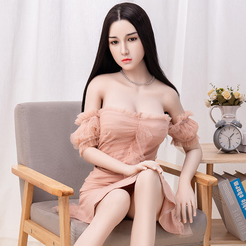   Hôm nay, shop đồ chơi tình dục xin giới thiệu với các bạn búp bê tình ái siêu đẹp Youdao đẹp ở độ tuổi trăng tròn là một trong những sản phẩm đồ chơi tình dục cao cấp. búp bê tình ái siêu đẹp Youdao  nhỏ nhắn xinh xắn, được làm theo tiêu chuẩn Mỹ, với từng chi tiết và đường cong được uốn cong cẩn thận dành cho bạn. Sản phẩm búp bê tình ái siêu đẹp Youdao chất lượng cao là búp bê tình ái hình nữ sinh được nhập khẩu  uy tín với thân hình nóng bỏng và khuôn mặt Âu Mỹ quyến rũ, mang đến cho người dùng trải nghiệm thú vị hơn với người thật.